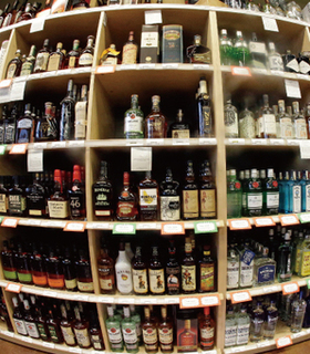 お酒の棚の画像.jpg