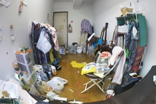 散らかった部屋の画像.jpg